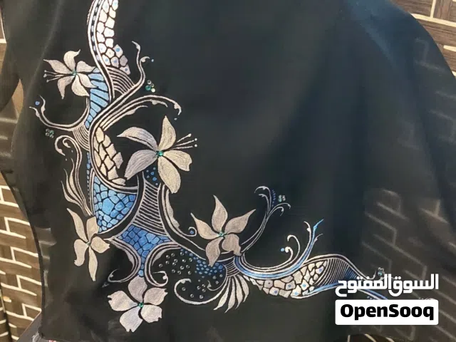 شيله سوداء مزخرفة يديويا بألوان طباعة خاصة بالقماش
