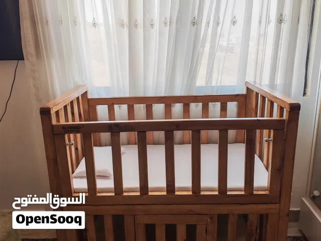 سرير اطفال مع حجرة تخزين واسعة ومتعدد المستويات بحالة ممتازة