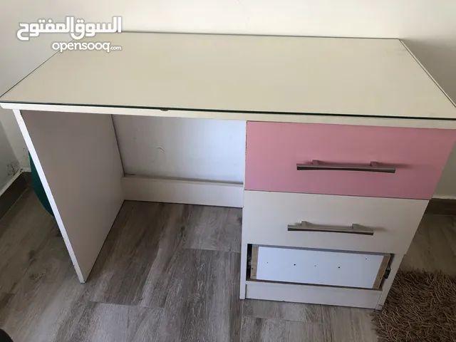 مكتب بحالة جيدة وعليه لوح زجاج