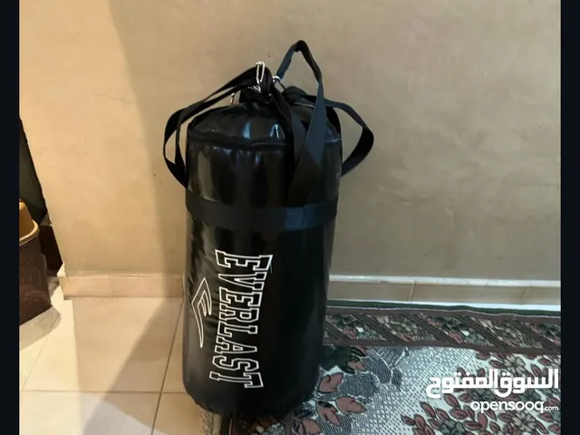بوكسينج كيس ملاكمه بحاله جيده جدا لم يستخدم الا مره واحده يحتوي على كيس وقفازات