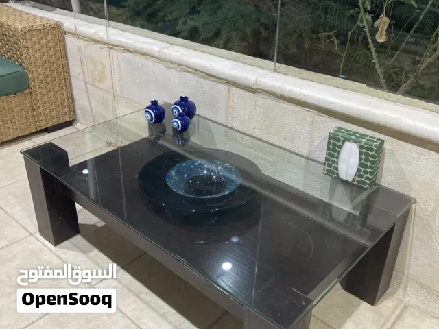 طاولة خشبية مع زجاج فوقها للبيع