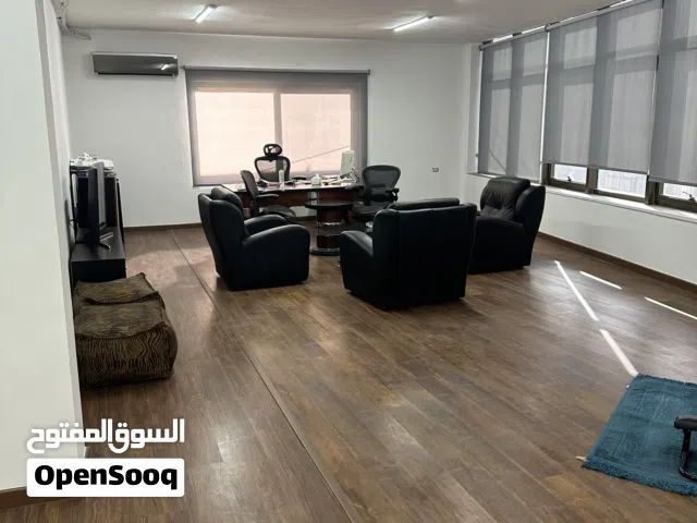 مكتب مميز في خلدا للبيع بموقع حيوي ( العمارة هادئة اغلبها دكاترة )