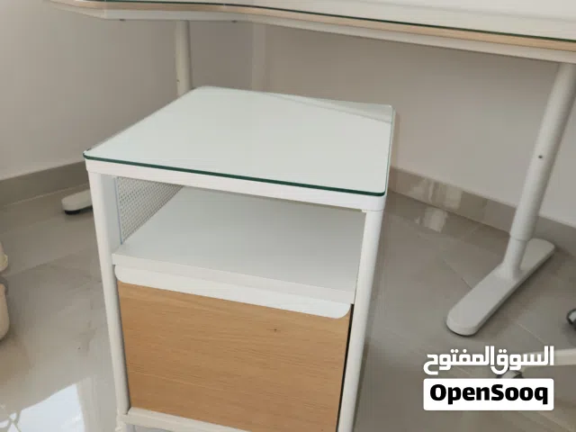 مكتب و كرسي و طاولة مكتب جانبية