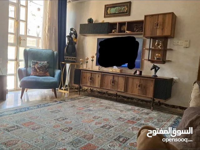 زولية كاشان ايرانية 2.5×3.5.     3 مليون شانة. و ميز تلفزيون   و ميز تلفزيون