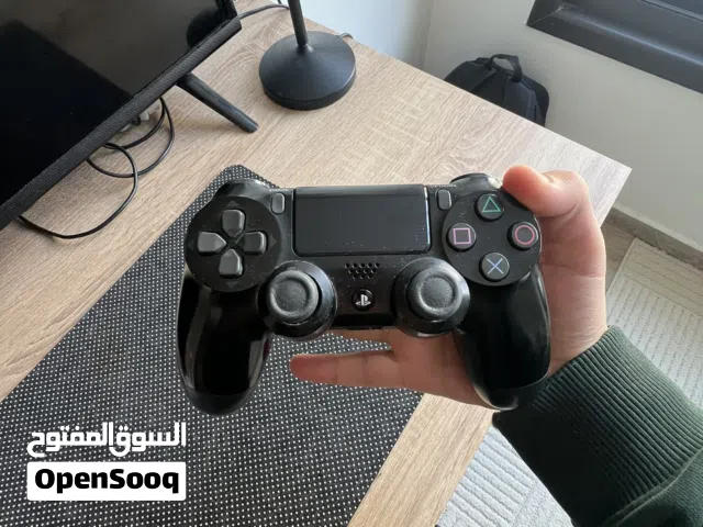 إيد بلايستيشن 4 مستعمل بحالة الوكاله بلون اسود ....