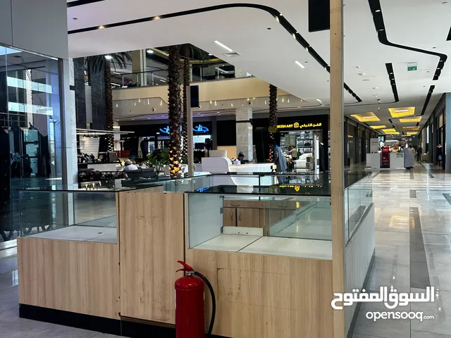 كاونتر على مدخل مول بصحار