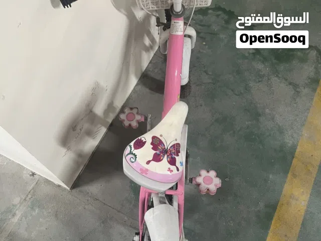 عجلة (دراجة ) بينك مستعمله مره واحده بحاله جيد جدا وعليها استيكرز خاص بالبنات سعرها 150 درهم فقط