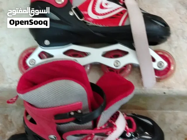 حذاء رياضي على شكل زلاجات