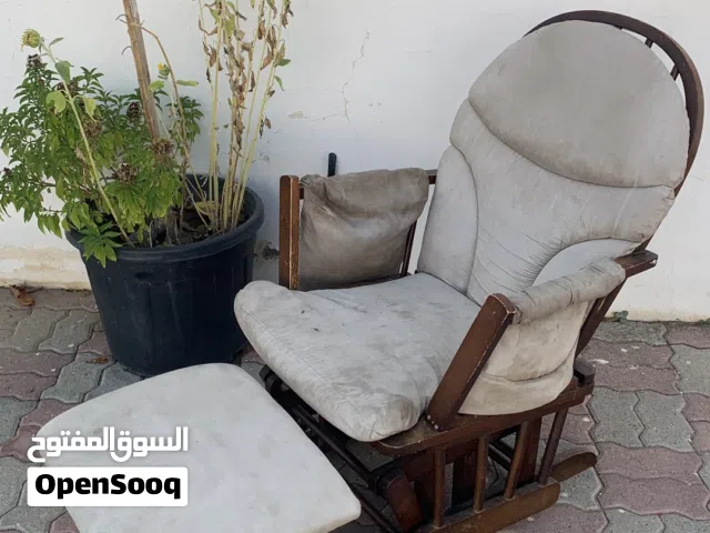 كرسي هزاز مع طاولة