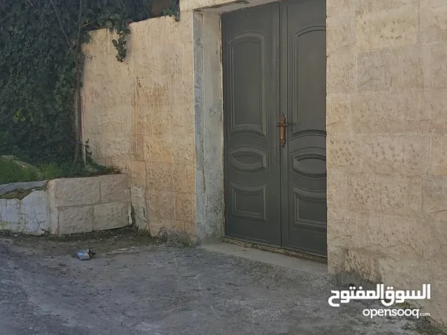 شقه للايجار السلط نقب الدبور بجانب مدرسه خالده القرشيه