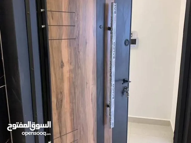 شقة لقطة في ضاحية الامير علي طابق شبه ارضي مع ترس و حديقة و شلال