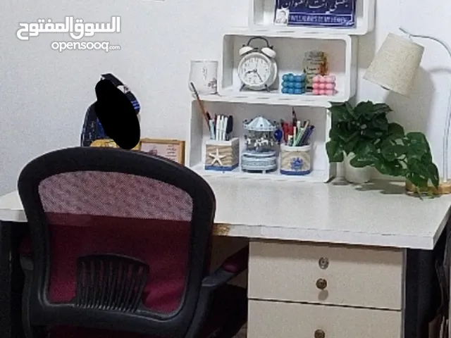 مكتب لون بيج بحالة ممتازة