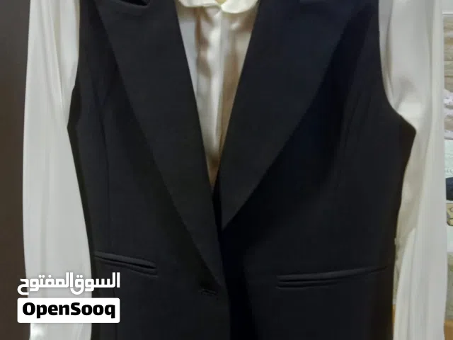 1- طقم أسود  2- قميص أف وايت  3- تنورة جينز أسود  4- بلوزة لون باتنجاني