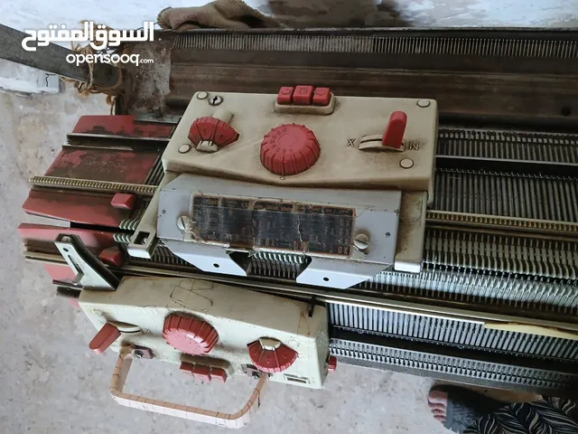 ماكنه تريكو صوف يدويه قديمه بحاله جيده ولك الحكم بعدالمعاينه