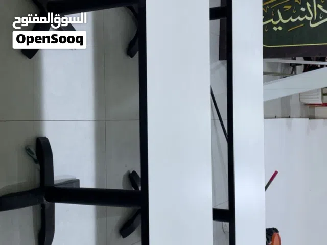 ميز عدد 2 بهل شكل ، قياسين واحد طويل و واحد كصير ، رجلين  قوية . خشب مكبوس سميك و ثكيل
