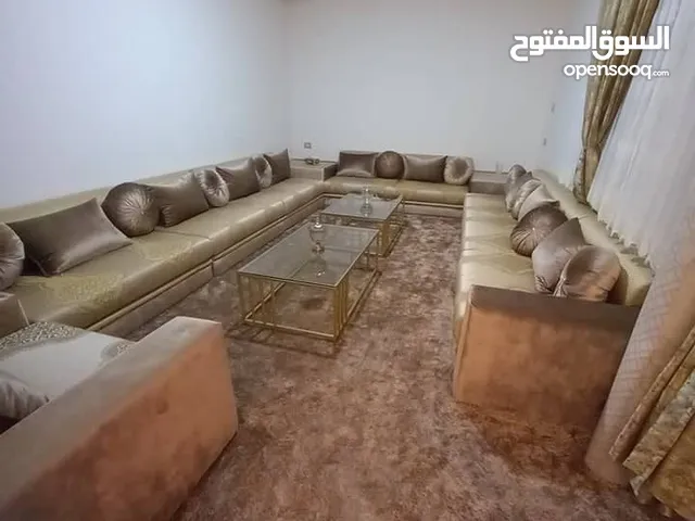 جلسة ضيوف شبه جديدة