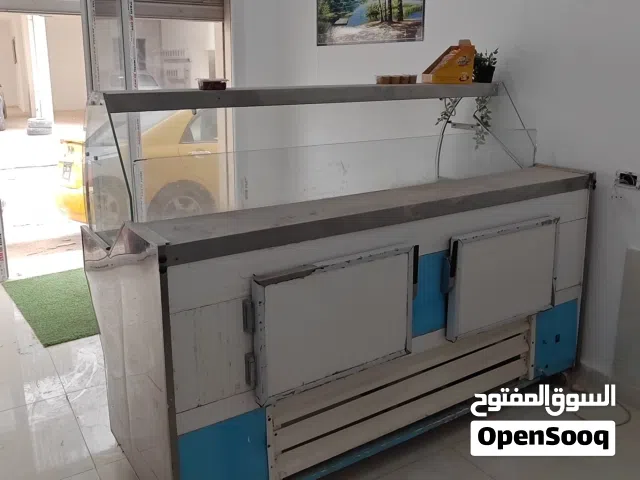 ثلاة عرض لحوم للبيع