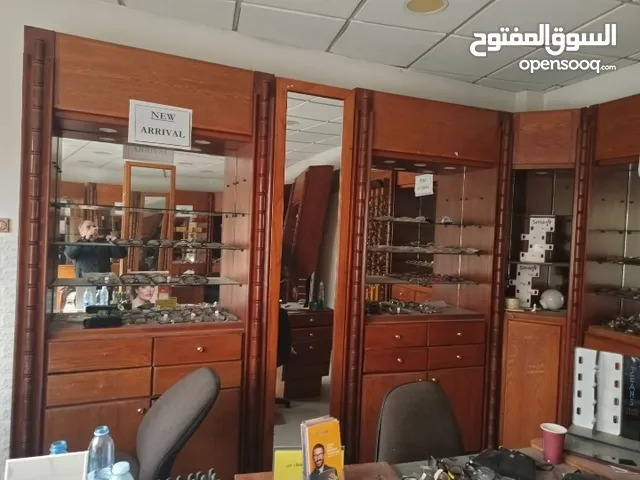 ديكور محل خشب بلوط يصلح خزائن للتحف ويصلح ديكور صيدلية ومحل خلويات ومحل بصريات ومحل عطور