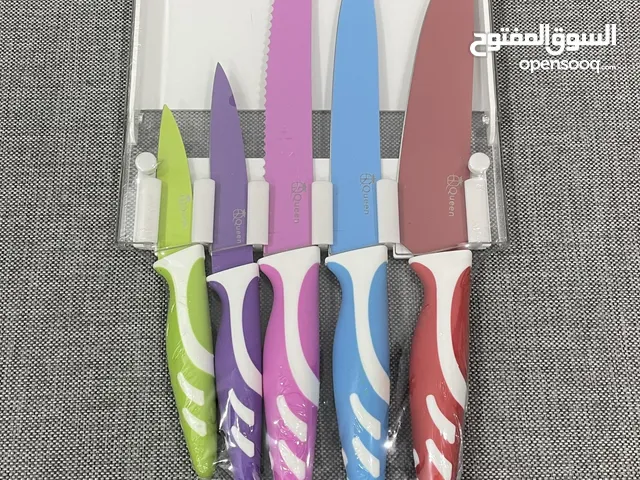 طقم سكاكين جديد عدد خمسة مع تعليقة حائط للبيع بدواعي السفر