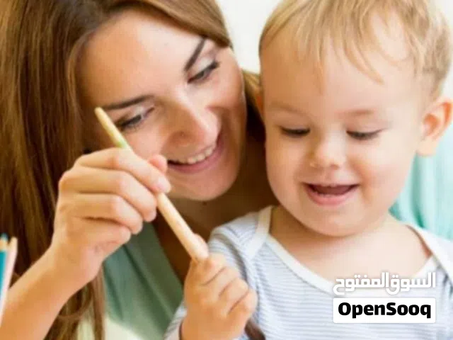 يوجد لدينا ممرضات ومرفقات كبار السن وجليسات اطفال وعاملات تنظيف منازل عربيات وخادمات أجنبيات مع مبيت