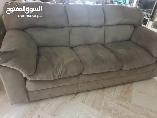 اثاث واكسسوارات بيت من ماركة ashley في حالة جيدة في عمان شارع المطار