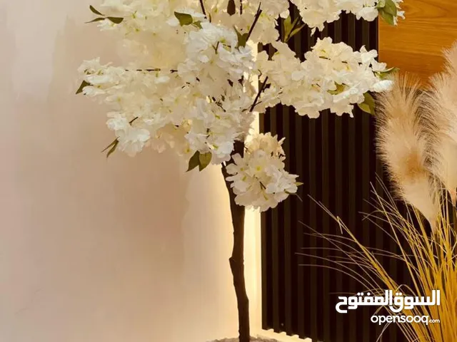 شجرة لوز اصطناعية فاخرة 175 سم – أوراق وزهر طبيعي الملمس + قاعدة بورسلان وحصى أبيض – ديكور راقي