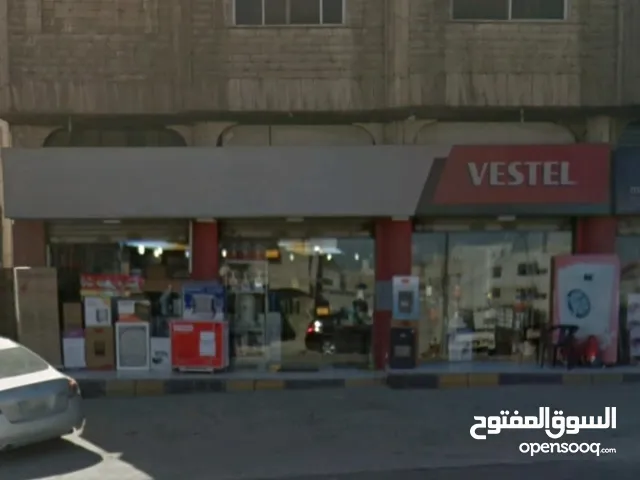 إعلان عن تأجير مخازن مميزة في سحاب – الشارع الرئيسي يتوفر لدينا 3 مخازن للإيجار بموقع استراتي