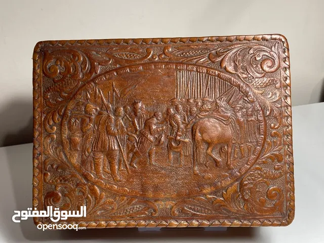 صندوق مزود بالة موسيقية  مكون من خشب و الجلد المنقوش العتيق - إسباني أ