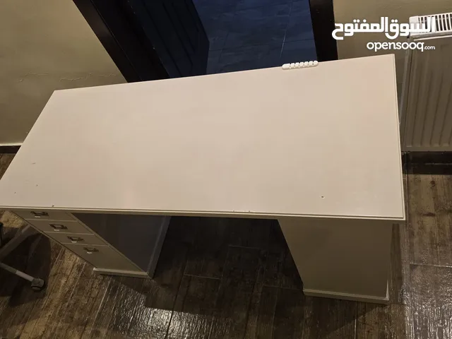 أثاث مكتب مع كرسي مستخدم بشكل بسيط بحالة الجديد للبيع بسعر مغري