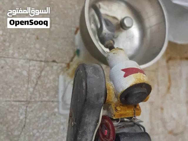 شوايتين وحده غاز والثانية كهرباء وعجانة كبيرة