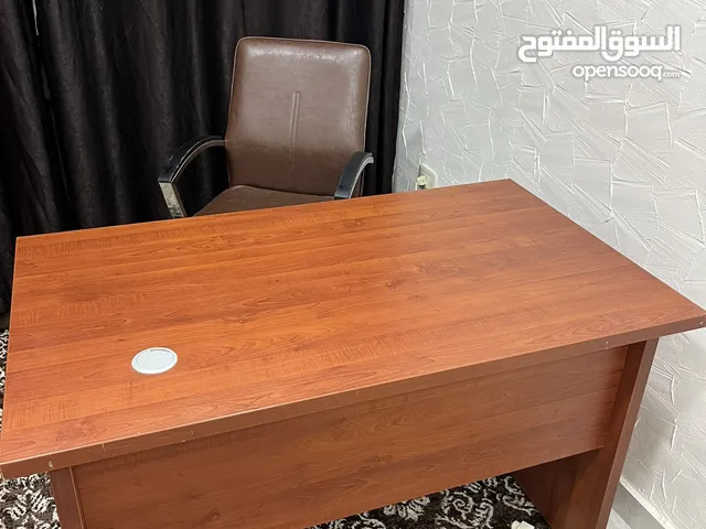 مكتب موظف مع كرسي