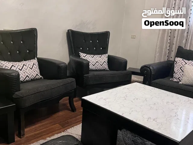 طقم كنب مع طاولة وسط و طربيزات و سجادة