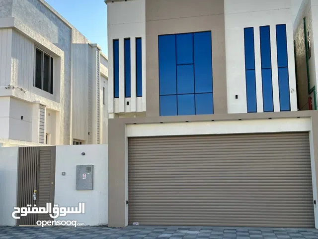 فلّة راقيه للبيع في الخوض السابعة تقع الفلّة في موقع متميز؛ إذ يفصلها شارع واحد عن مسجد الشيخ احمد