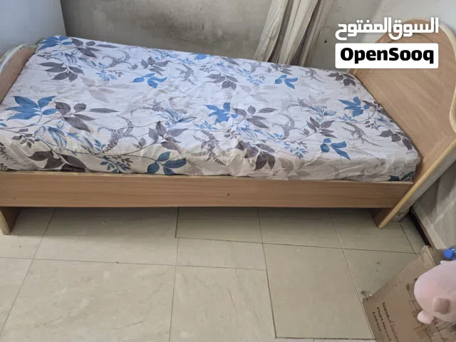 سرير فردي مع المرتبة بحالة ممتازة. Single bed with mattress in excellent condition.
