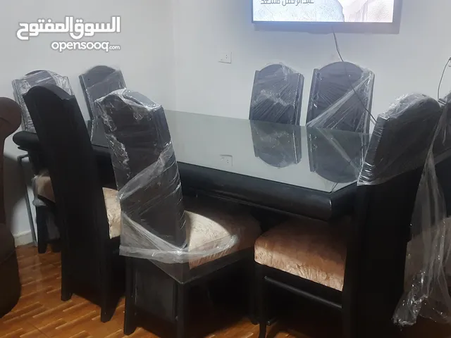 طاولة سفره شبه جديده 8 كراسي مع زجاجه للوجه  قابله للتفاوض لايوجد اي كسر