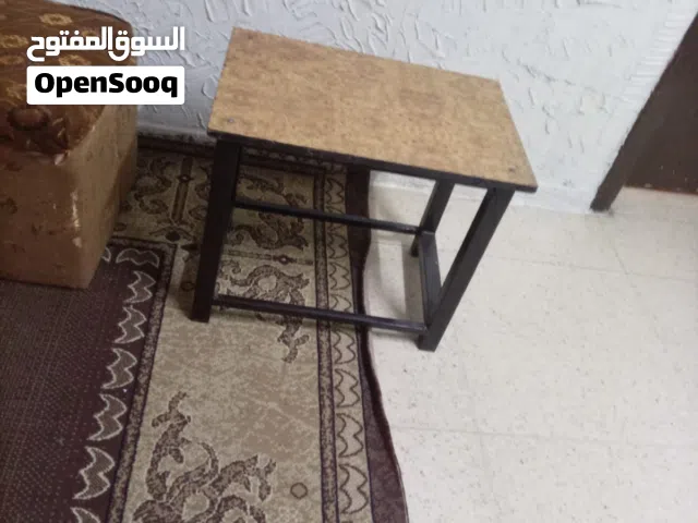 3 طاولات ب5 دنانير وحده حديد وسط وتنتين جانبيات