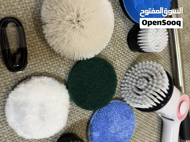 للبيع: فرشاة تنظيف كهربائية لاسلكية متعددة الاستخدامات – كاملة مع جميع القطع