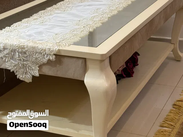 طاولتين بحالة ممتازة