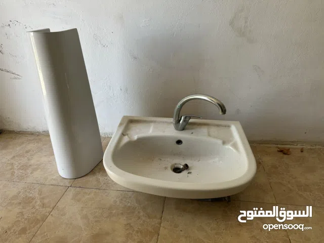 مغسلة حمّام مع خلاط بحالة جيدة جدًا – شغالة 100% — سعر قابل للتفاوض