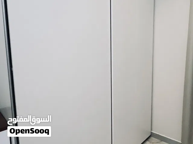 خزانة ملابس بحالة ممتازة