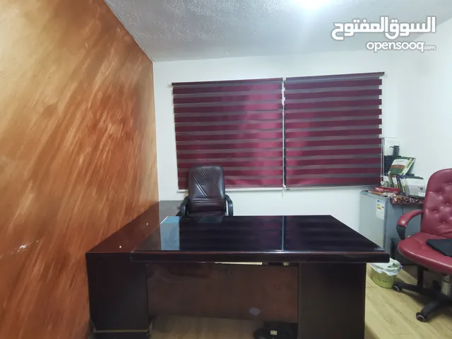 مكتب مدير لون بني مع جانبية بحالة جيدة مع زجاج على المكتب