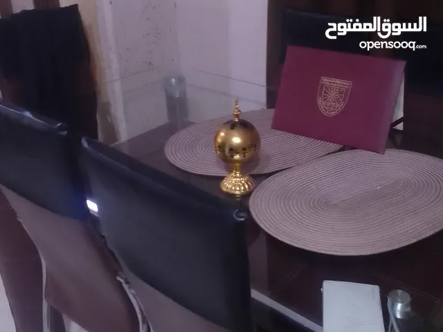 طاولة سفرة زجاج مقوى نظيفة جدا مع ست كراسي ما شاء الله عنها