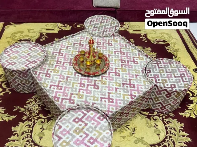 فرش عربي مع الطاولات