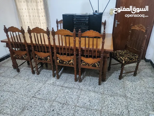 ميز خشب صاج باب اول ثمان كراسي بحالة جيدة