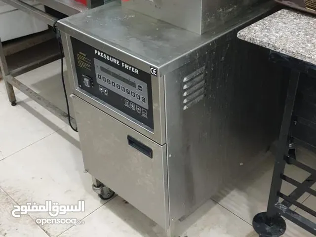 عدة مطعم شبه جديدة