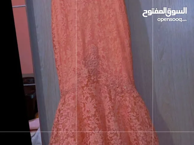 فستان موديل السمكة لون زهري بارد ميديوم