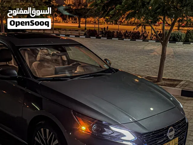 نيسان التيما 2023 nissan altima SV رقم واحد فتحه سقف تخشيب الشاشه الكبيره