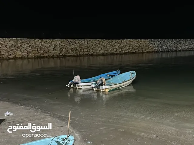 البحث عن قارب خشبي صغير