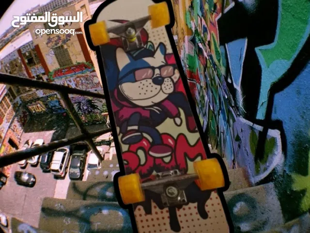لوح تزلج احترافي برسمة عصرية – حالة ممتازة (cruiser skateboard)