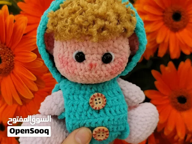 دمى وباقات ورد بخيوط الصوف